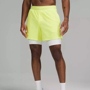 Lululemon men’s yellow vented tennis shorts 6”